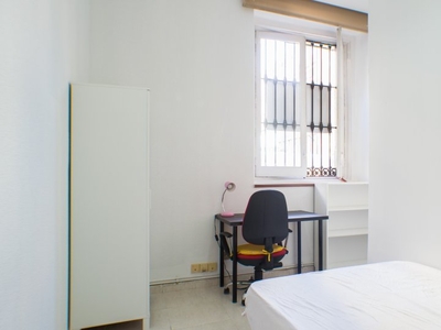 Amplia habitación en un apartamento de 6 dormitorios en Moncloa, Madrid