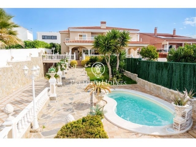 Casa adosada con jardín y piscina en Mas den Serra