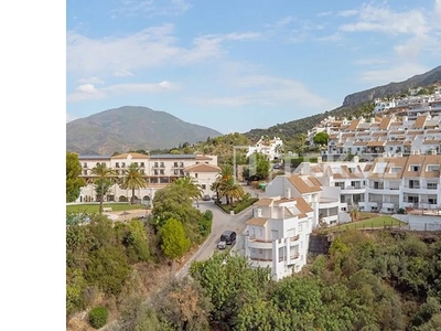 Casas con vistas al lago, a la montaña y al mar en Istán