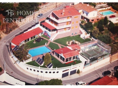 Gran casa sobre espectacular parcela con fantásticas vistas despejadas al mar en Mataro!!