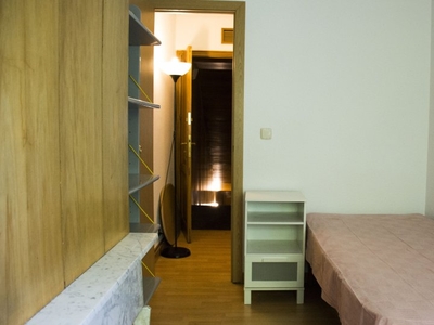 Habitación amueblada en apartamento de 7 dormitorios en Valverde, Madrid