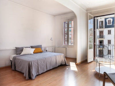 Habitación en el apartamento de 4 dormitorios en Esquerra Eixample, Barcelona.