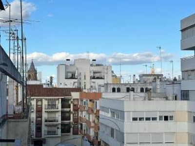 Piso de cuatro habitaciones cuarta planta, Zona Esperanza de Triana, Sevilla