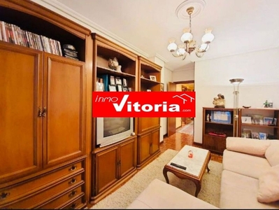 Piso en venta en Centro - Vitoria-Gasteiz de 3 habitaciones con terraza y garaje