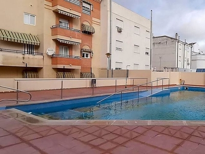 Piso en venta en Linares de 4 habitaciones con piscina y garaje