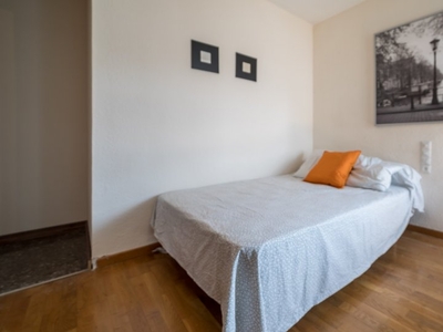 Se alquila habitación en apartamento de 4 dormitorios en Campanar, Valencia.