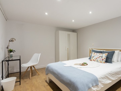 Se alquila habitación en apartamento de 6 habitaciones en Centro, Madrid.