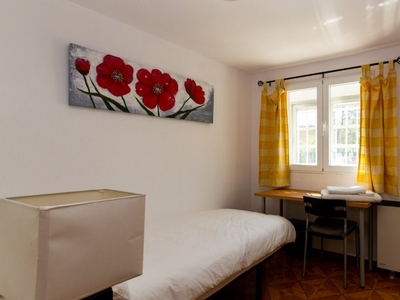 Se alquila habitación en casa de 2 dormitorios en Puente de Vallecas
