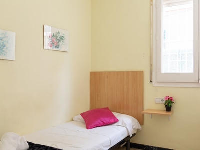 Se alquila habitación en casa de 9 dormitorios en Gràcia, Barcelona