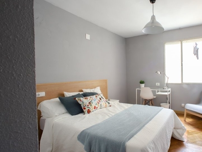 Se alquila habitación en el apartamento de 5 dormitorios Mestalla, Valencia.