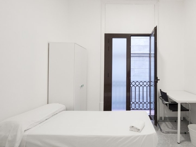 Se alquila habitación en piso de 11 habitaciones en Barri Gòtic