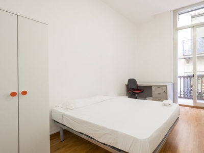 Se alquila habitación en piso de 11 habitaciones en Barri Gòtic