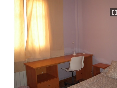 Se alquila habitación en piso de 3 dormitorios en Delicias, Zaragoza