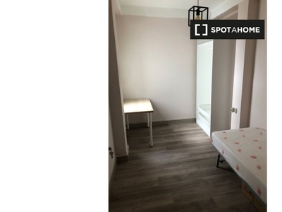 Se alquila habitación en piso de 4 dormitorios en Delicias, Zaragoza