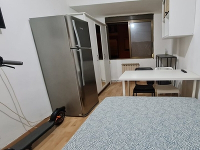 Se alquila habitación en piso de 4 habitaciones en Zaragoza