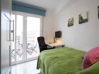 Se alquila habitación en piso de 5 dormitorios en Ciudad Lineal