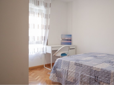Se alquila habitación en piso de 9 habitaciones en Numancia, Madrid
