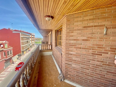 Venta de piso en calle Odón Alonso de 4 habitaciones con terraza y balcón