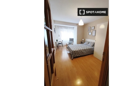 Alquiler de habitaciones en piso de 6 dormitorios en La Almozara