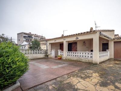 Encantadora casa de una sola planta para renovar Venta Empuriabrava