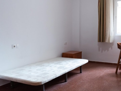 Se alquila habitación en piso de 4 habitaciones en Granada