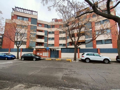 Venta de piso en avenida De Los Descubrimientos de 2 habitaciones con terraza y piscina