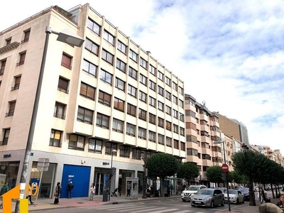 Venta de piso en Plaza España - Villa Pilar - Reyes Católicos - Vadillos de 5 habitaciones con garaje y calefacción