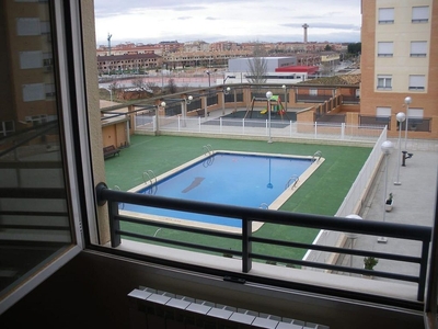 Venta de piso en Santa Cruz - Industria - Polígono Campollano de 2 habitaciones con piscina y garaje