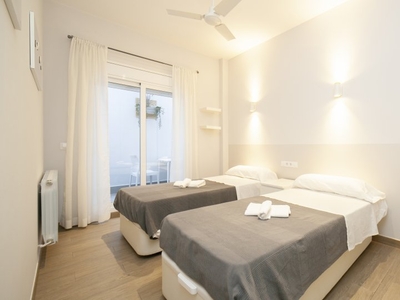 Se alquila habitación en apartamento de 5 dormitorios en Gràcia, Barcelona