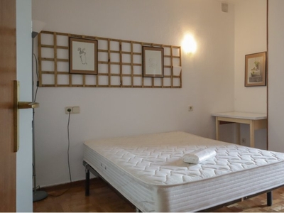 Se alquila habitación en piso de 7 habitaciones en Chamartín, Madrid