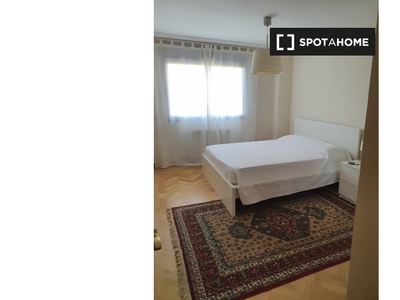 Se alquilan habitaciones en apartamento de 3 dormitorios en Madrid