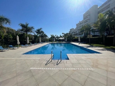 Venta de piso en Guadalmina de 4 habitaciones con terraza y piscina