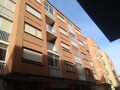 Alquiler de piso en Centro - Palencia de 4 habitaciones con garaje y calefacción