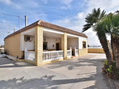 Casa con terreno en Almería