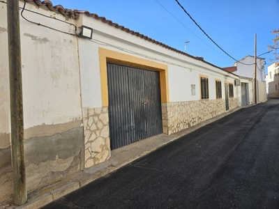 Venta Casa adosada en Calle Fray Eusebio Ballesteros Ocaña. Buen estado plaza de aparcamiento calefacción individual 138 m²