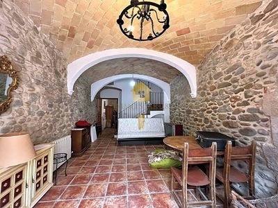Alquiler Casa adosada en Carrer Pont Major Girona. Muy buen estado con terraza 231 m²