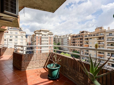 Alquiler Piso Barcelona. Piso de cuatro habitaciones en Joaquim Folguera. Quinta planta con balcón