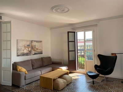 Alquiler Piso Barcelona. Piso de dos habitaciones en Gravina. Primera planta con terraza
