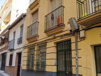 Alquiler Piso Granada. Piso de dos habitaciones en Calle Parra Alta de Cartuja 36. Buen estado primera planta con balcón calefacción individual