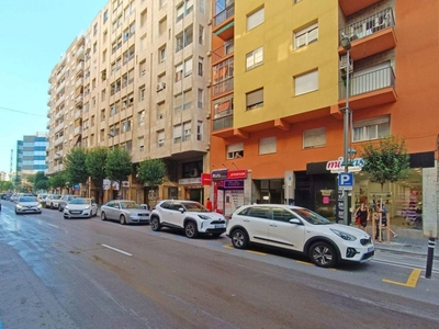 Alquiler Piso Tarragona. Piso de cuatro habitaciones en Pere Martell. Tercera planta con terraza
