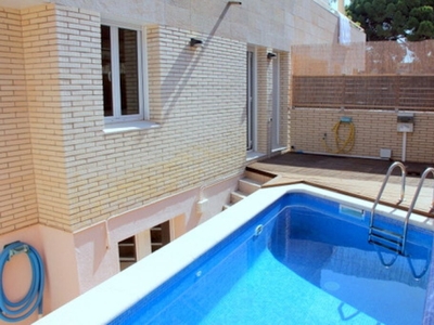 Casa adosada con piscina privada, acabados de diseño moderno!!