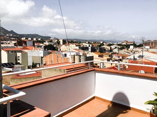 Ático en venta. Espectacular ático-dúplex, todo exterior, 2 magníficas terrazas, vistas mar y montaña, 3 habitaciones, 2 baños, ascensor.