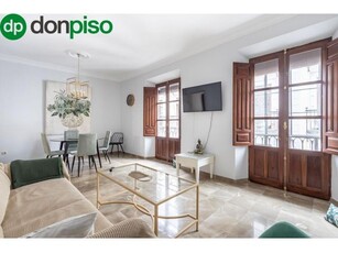 ¡ATICO TRIPLEX CON ENCANTO EN EL CORAZÓN DE GRANADA Y VISTAS PRIVILEGIADAS A LA ALHAMBRA!