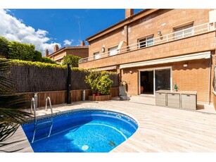 CASA ADOSADA EN LA ZONA VALLSUAU - EL CASTELLET