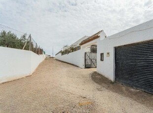 Casa con terreno en Almería