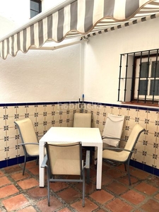 Alquiler casa adosada magni´fico chalet adosado reformado de 2 plantas con terraza solárium. en Estepona