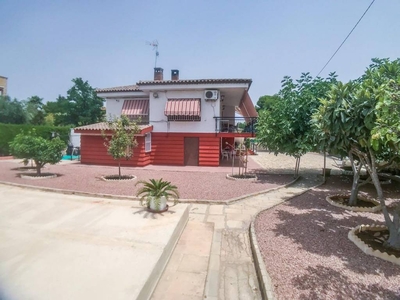 Alquiler Chalet en Calle Río Júcar San Vicente del Raspeig - Sant Vicent del Raspeig. Buen estado con terraza 300 m²