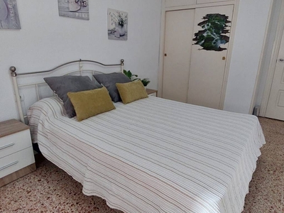 Alquiler Piso Alicante - Alacant. Piso de tres habitaciones en Calle Ciudad de Bari. Buen estado entreplanta calefacción individual