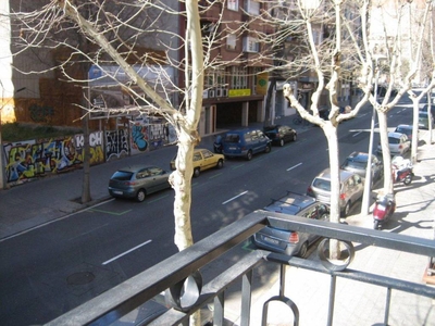 Alquiler Piso Barcelona. Piso de tres habitaciones en Independencia. Primera planta con terraza