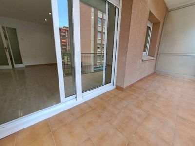 Alquiler Piso Sabadell. Piso de tres habitaciones en Calle Pare Rodés. Buen estado segunda planta con balcón